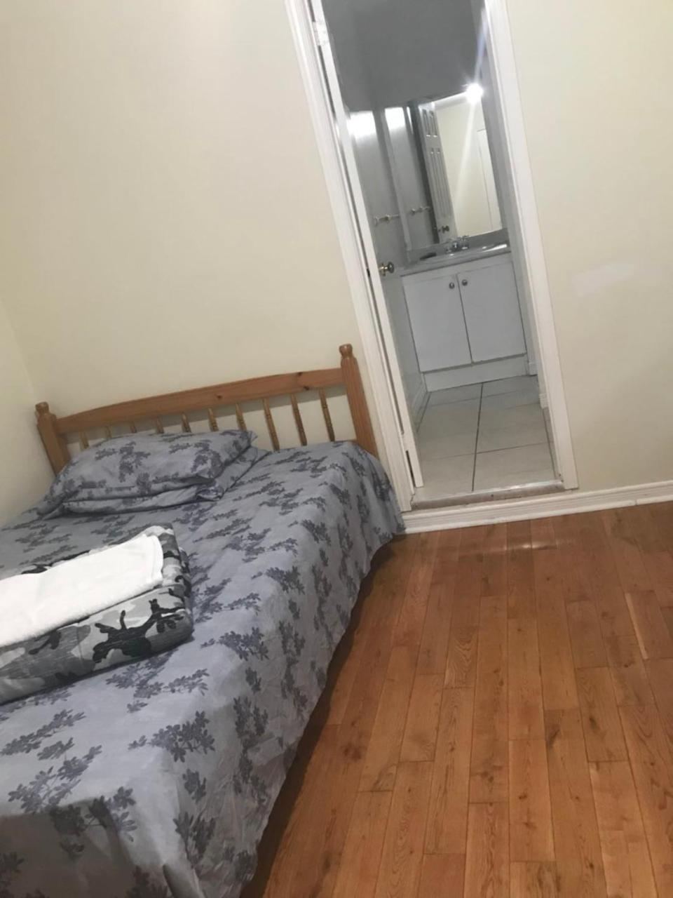 Monthly University Apartment-Elizabeth Торонто Екстер'єр фото
