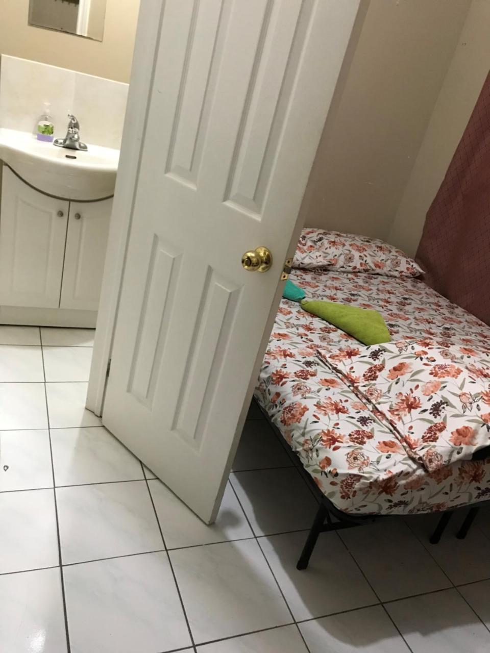Monthly University Apartment-Elizabeth Торонто Екстер'єр фото