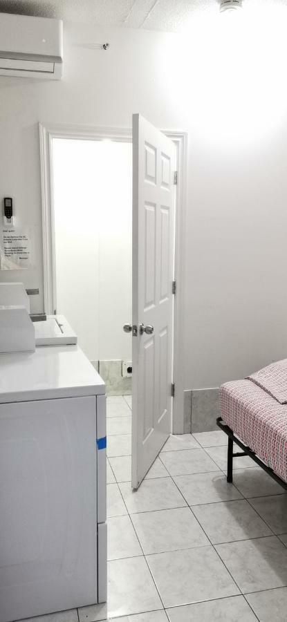 Monthly University Apartment-Elizabeth Торонто Екстер'єр фото